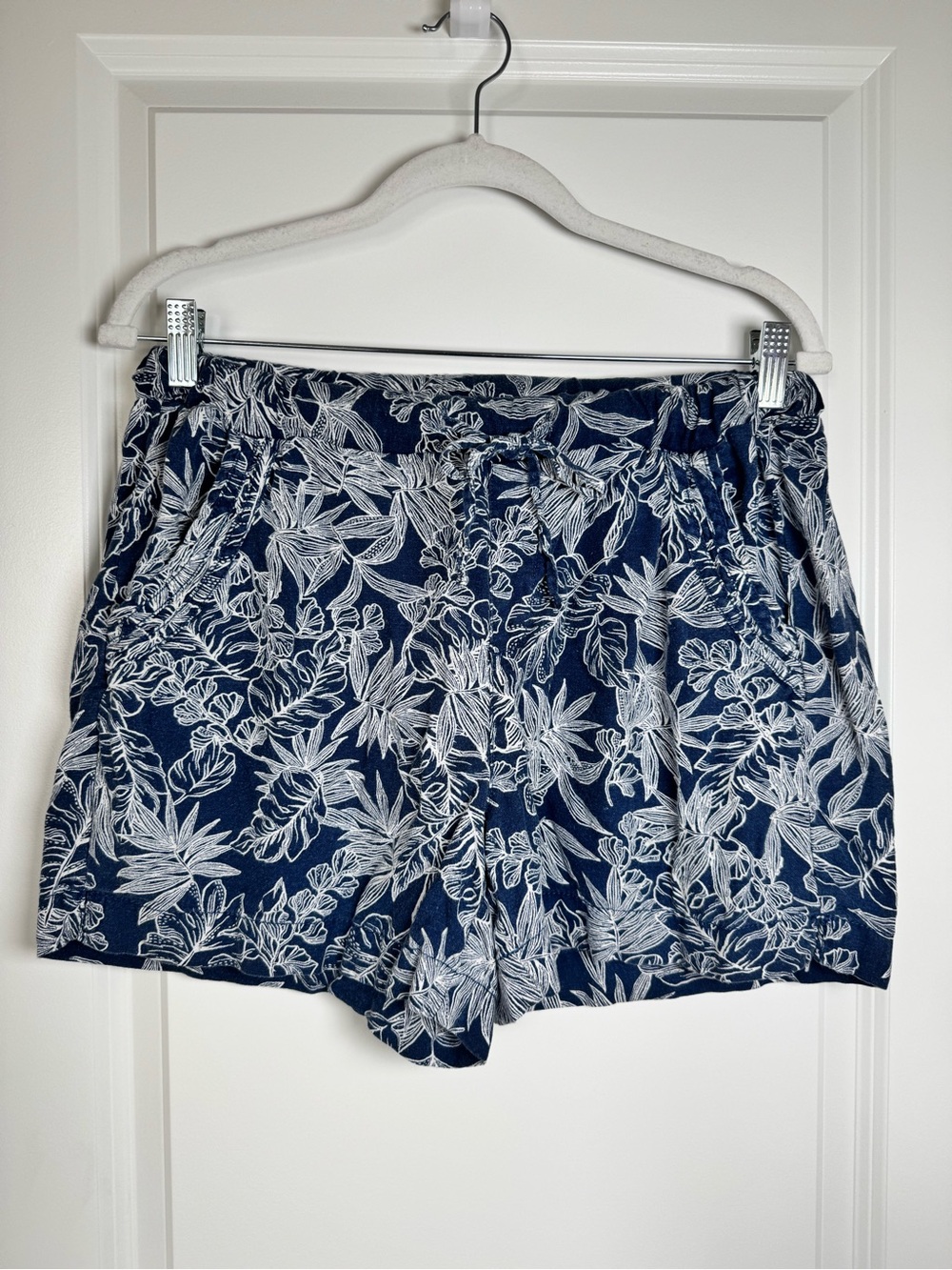 Briggs Navy and White Floral Linen Blend Bermuda Pull On Shorts size M
